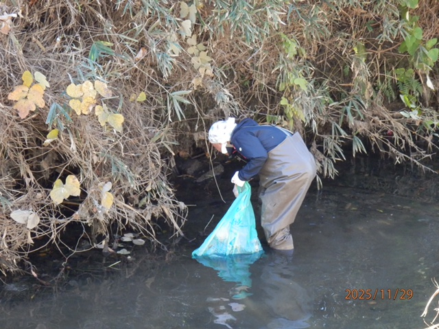 IMG_1915　川底のごみ収集